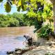 Realizan muestreo en río seco tras aparición de peces muertos y "agua rosa" en Paraíso