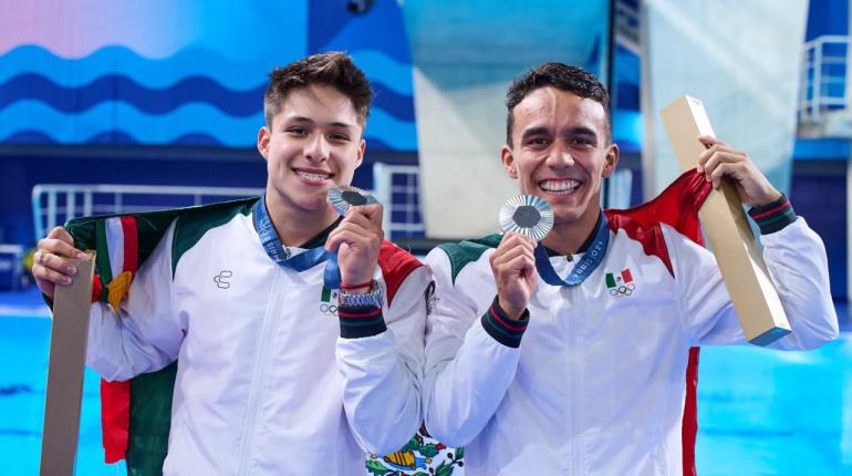 Felicita AMLO a Osmar Olvera y Juan Celaya por plata en Clavados Sincronizado en París 2024