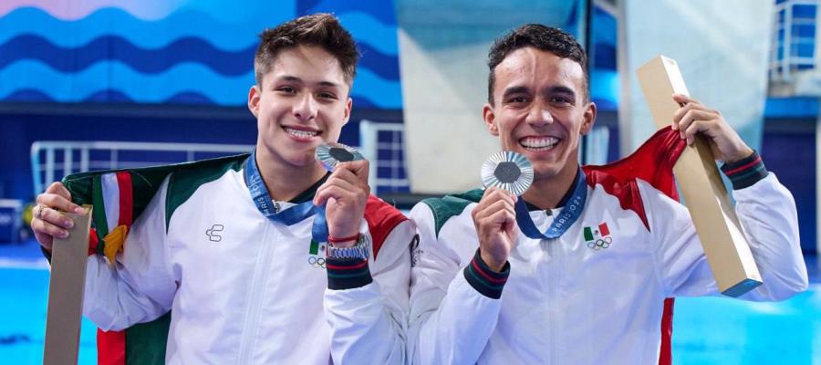 Felicita AMLO a Osmar Olvera y Juan Celaya por plata en Clavados Sincronizado en París 2024