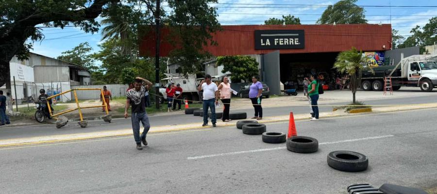 Bloquean entrada principal a Paraíso por falta de energía