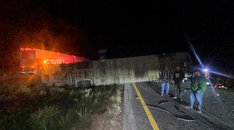 Vuelca autobús de pasajeros en Zacatecas dejando 2 muertos y decenas de heridos