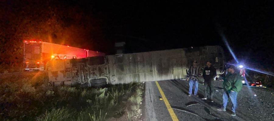 Vuelca autobús de pasajeros en Zacatecas dejando 2 muertos y decenas de heridos