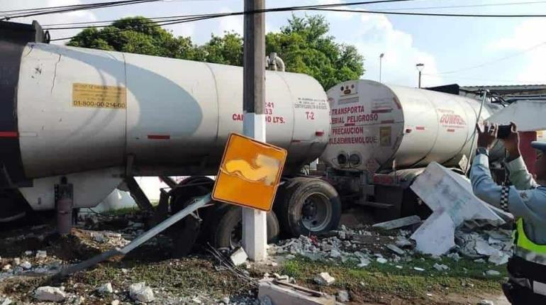 Pipa con material peligroso se estrella en Atasta, Campeche