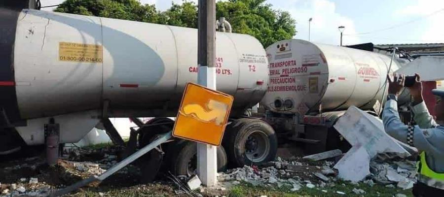 Pipa con material peligroso se estrella en Atasta, Campeche