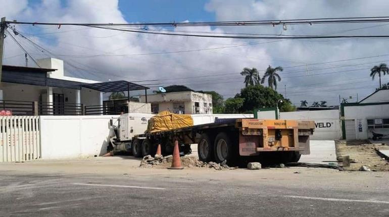 Tráiler pierde frenos y deja cuantiosos daños materiales en la Villahermosa –Cárdenas