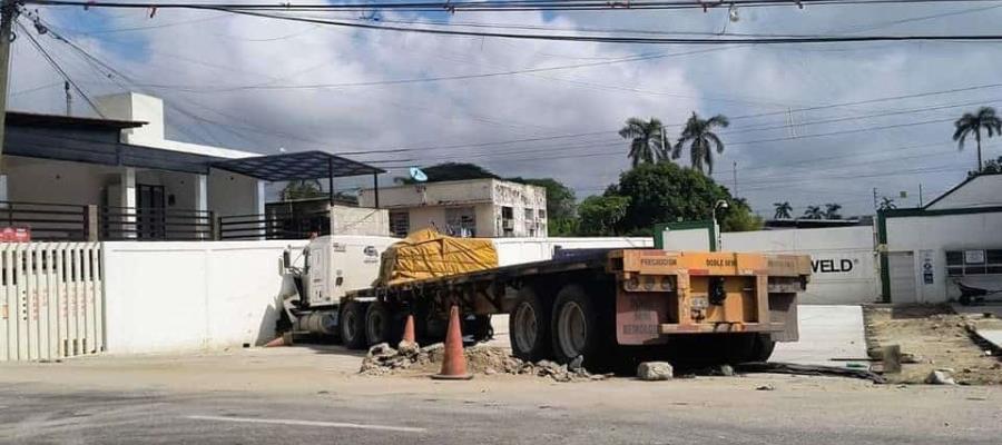 Tráiler pierde frenos y deja cuantiosos daños materiales en la Villahermosa –Cárdenas