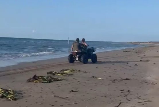 Exhiben a pareja presuntamente alcoholizada manejando cuatrimoto a exceso de velocidad en playa Miramar