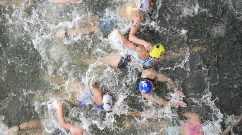 Atleta de Bélgica es hospitalizada por nadar en el río Sena