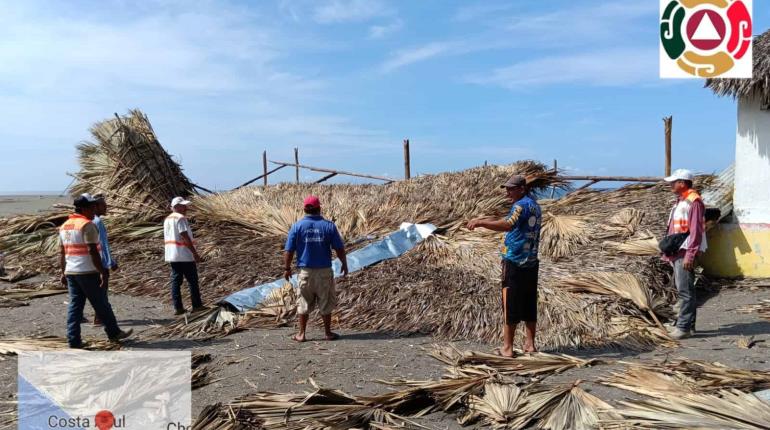 Ventolera colapsa viviendas y palapas en playa de Chiapas