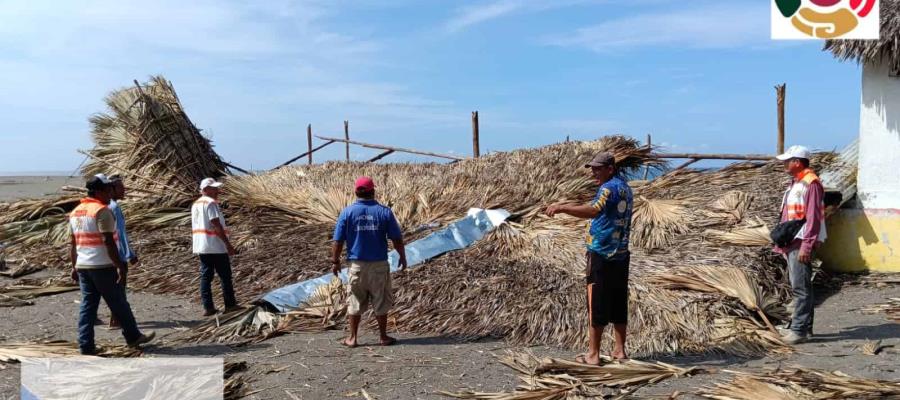 Ventolera colapsa viviendas y palapas en playa de Chiapas