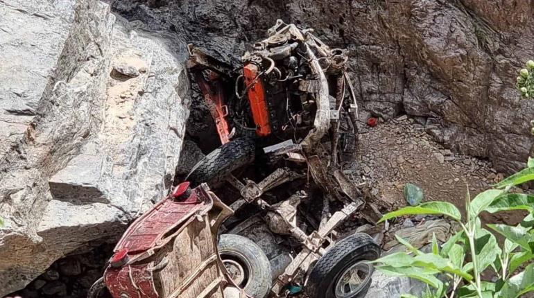 Cae auto con turistas en barranco en San Luis Potosí; hay 2 muertos y cinco heridos