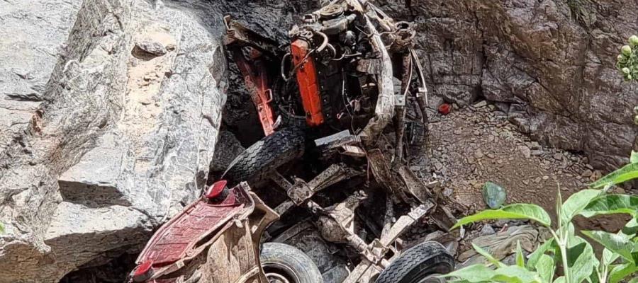 Cae auto con turistas en barranco en San Luis Potosí; hay 2 muertos y cinco heridos