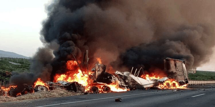 Un muerto e intensa carga vehicular deja choque de tráileres en Monterrey