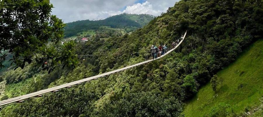 Turistas son rescatados tras quedar atrapados en puente a más de 2 mil metros de altura en Puebla