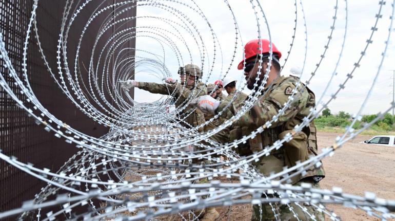 Instala Texas tercera alambrada en la frontera con México