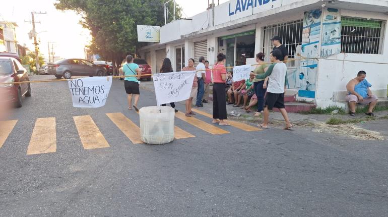 Bloquean calles en Atasta e Infonavit-Atasta por desabasto de agua potable desde hace 15 días