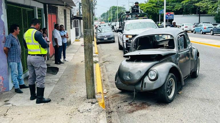 Choca vocho contra poste en Usumacinta; copiloto resulta herido