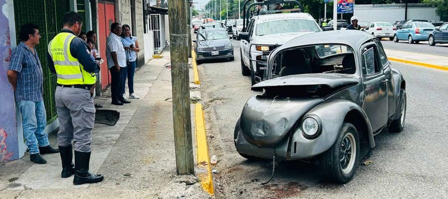 Choca vocho contra poste en Usumacinta; copiloto resulta herido