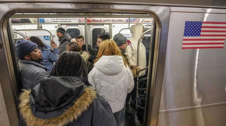 Mujer que aventó a mexicanas a metro en Nueva York será juzgada por tentativa de homicidio: SRE