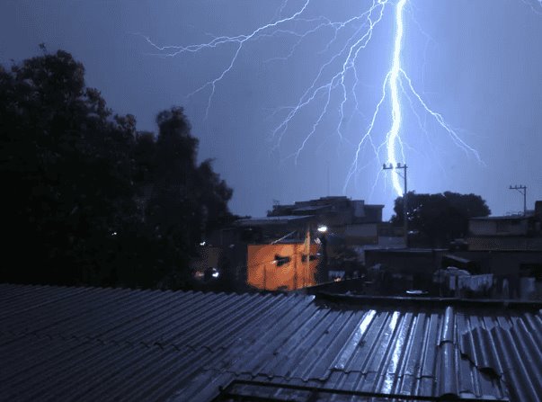 Dos muertos y 8 menores heridos deja caída de rayo en Jalisco