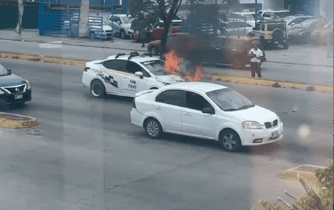 Se incendia taxi sobre el periférico Carlos Pellicer