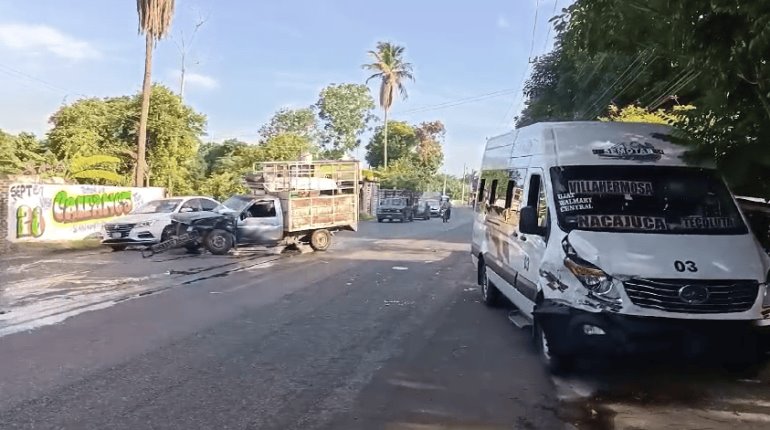 Transporte público y particular chocan en la Villahermosa –Nacajuca