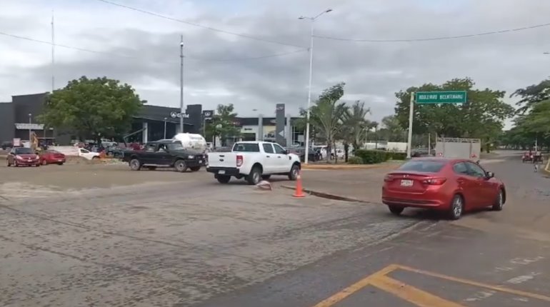 Zanja en boulevard Bicentenario provoca accidente y múltiples ponchaduras de llantas