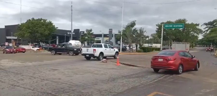 Zanja en boulevard Bicentenario provoca accidente y múltiples ponchaduras de llantas