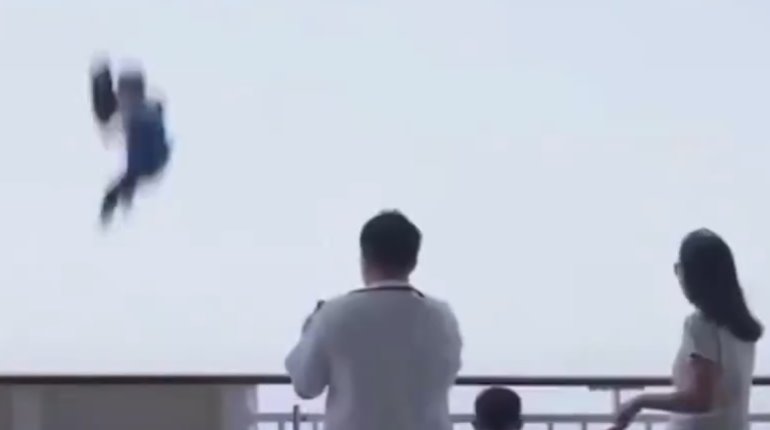 Captan momento en que sujeto cae de crucero en Japón