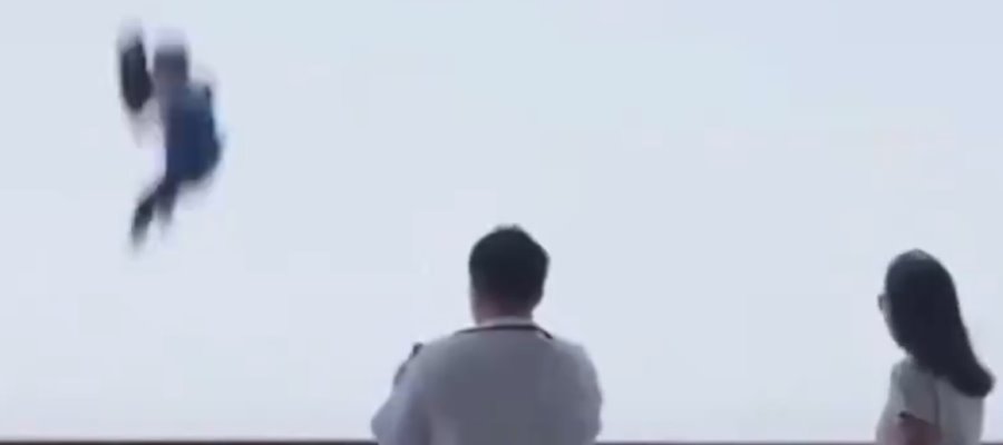 Captan momento en que sujeto cae de crucero en Japón