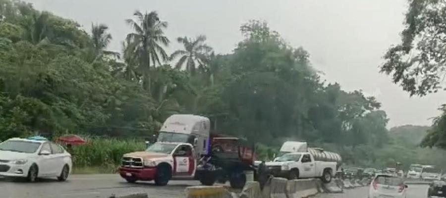 Choca camioneta de Pemex contra muro de contención en la Comalcalco-Paraíso