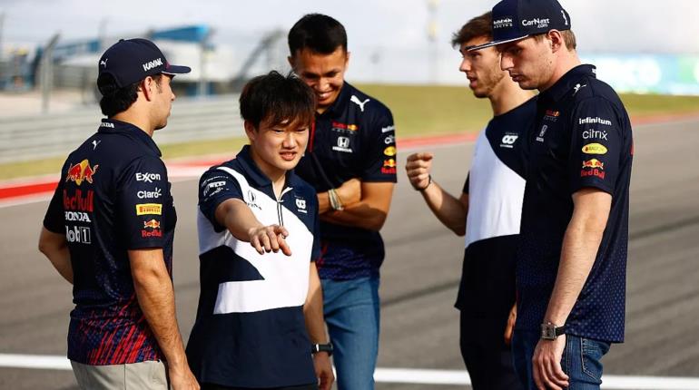 Yuki Tsunoda se ve en el lugar de "Checo" compitiendo con Verstappen