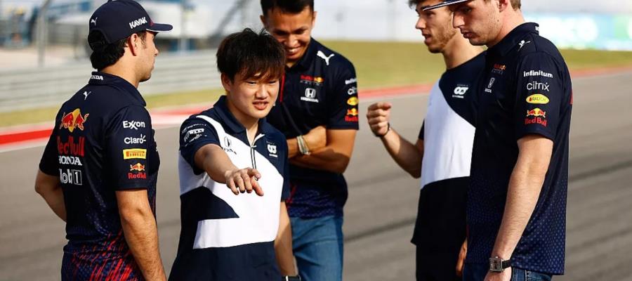 Yuki Tsunoda se ve en el lugar de "Checo" compitiendo con Verstappen