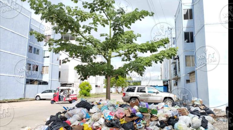 Viven habitantes de Valle Real entre montículos de basura