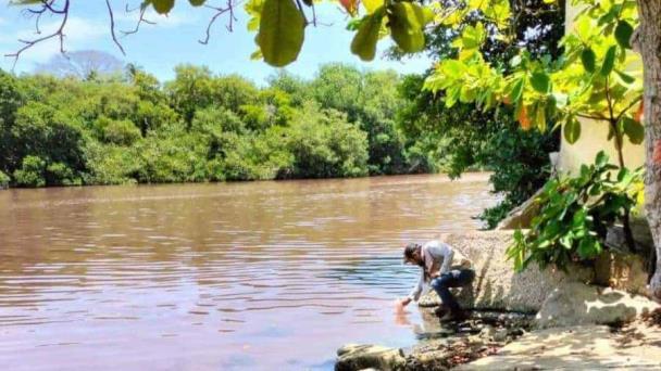 Descarta ASEA que tonalidad rosa en río Seco sea por refinería Olmeca