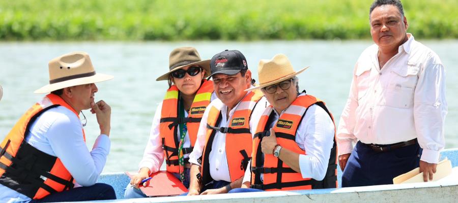 Recorre Javier May laguna de Las Ilusiones y viveros