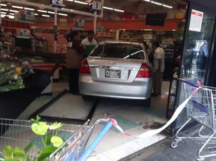 Se mete auto a supermercado en CDMX; deja varios heridos