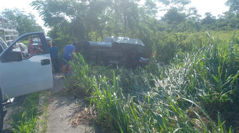 Vuelca vehículo de carga en Comalcalco; conductor sufrió lesiones