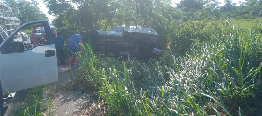 Vuelca vehículo de carga en Comalcalco; conductor sufrió lesiones