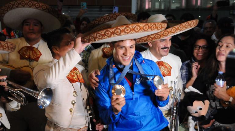 ¡Como héroe! Clavadista Osmar Olvera es recibido con mariachi a su llegada a México 