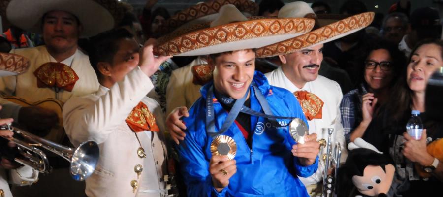 ¡Como héroe! Clavadista Osmar Olvera es recibido con mariachi a su llegada a México 