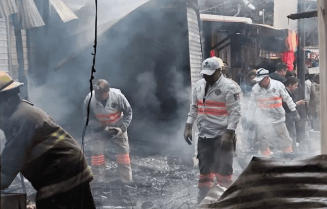 Incendio afecta 25 locales en mercado de San Cristóbal, Chiapas