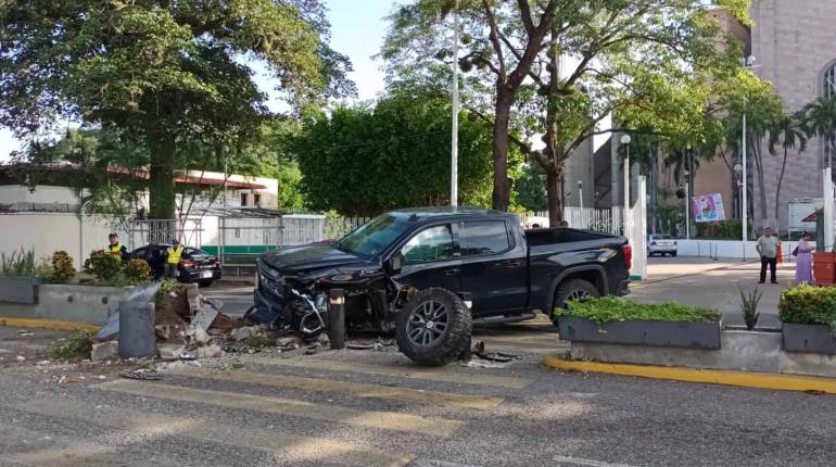 Buscarán que responsables de choque en Paseo Tabasco cubran reparación de jardinera