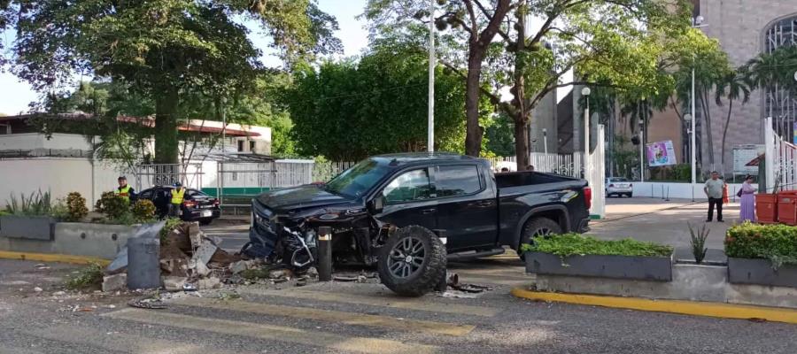 Buscarán que responsables de choque en Paseo Tabasco cubran reparación de jardinera