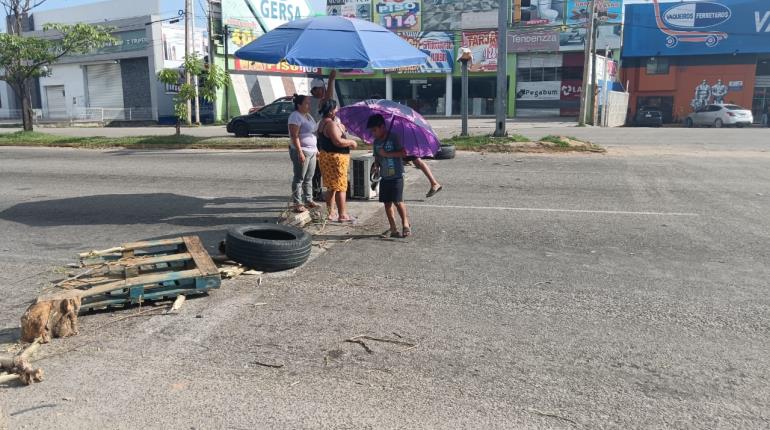 Cierran Periférico de Villahermosa habitantes de Punta Brava por falta de luz