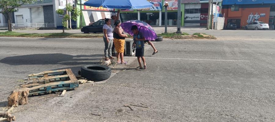 Cierran Periférico de Villahermosa habitantes de Punta Brava por falta de luz