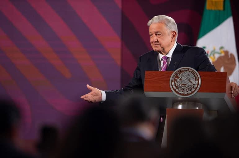 Califica AMLO de vergüenza y pena ajena, postura del CCE por criticar sobrerrepresentación de Morena