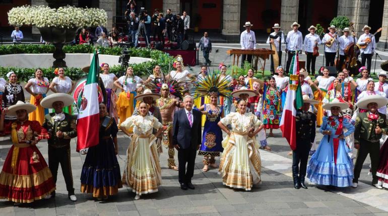 Obrador realiza homenaje a migrantes y les dice que son ejemplares