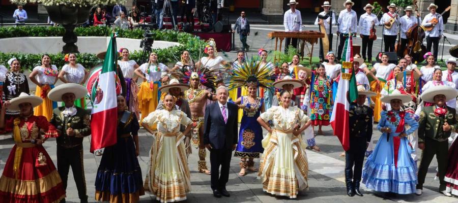 Obrador realiza homenaje a migrantes y les dice que son ejemplares