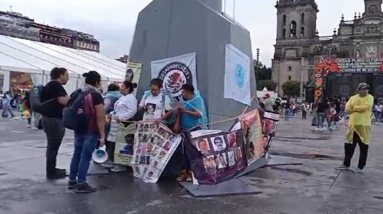 Madres buscadoras toman asta bandera del Zócalo de la CDMX